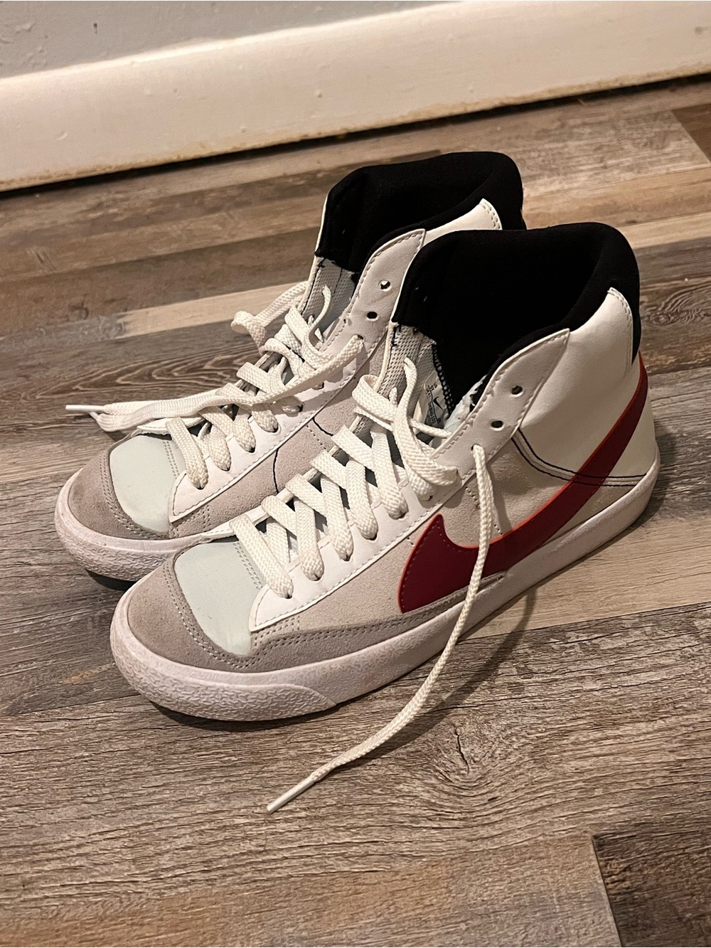 Boys High-Top Sneakers in White with Red Accent size 5Y